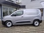 Peugeot e-Partner L1 50 kWh 136pk | 8 jaar garantie | 0% financial lease | 2-zits | Houten afwerking laadruimte | Multimedia | Draadloze Apple Carplay en Android Auto | Achteruitrijcamera | Parkeersensoren achter | Digital cockpit | Stuurwielbediening | Bestuurdersstoel comfort | van €30.615 voor €26.695 ex. BTW rijklaar