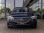 Mercedes-Benz E-klasse 300 e AMG Line | SOFTCLOSE | AIRMATIC | ACHTERASBESTURING | STOELMASSAGE | STOELVENTILATIE | 20 INCH | RIJ-ASSISTENTIE PAKKET | 360 CAMERA | KEYLESS | ELEKTR.TREKHAAK | PANORAMA/SCHUIF-KANTELDAK | HYPERSCREEN | NAUTICBLAUW | NP 95 K |