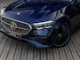 Mercedes-Benz E-klasse 300 e AMG Line | SOFTCLOSE | AIRMATIC | ACHTERASBESTURING | STOELMASSAGE | STOELVENTILATIE | 20 INCH | RIJ-ASSISTENTIE PAKKET | 360 CAMERA | KEYLESS | ELEKTR.TREKHAAK | PANORAMA/SCHUIF-KANTELDAK | HYPERSCREEN | NAUTICBLAUW | NP 95 K |