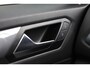 Volkswagen T-Roc 1.0 TSI Style 116PK / 81kW, Afneembare trekhaak, ErgoActive bestuurdersstoel, lederen alcantara bekleding, navigatie, privacy glas, 2-zone climatronic, verwarmbare voorstoelen, lederen multifunctioneel stuurwiel, parkeersensoren voor en achter (pdc), draadloze telefoonlader, spraakbediening, draadloos Apple Carplay & Android Auto, elektrische lendesteun, adaptieve cruise control (acc), elektrisch verstel-, verwarm- en inklapbare buitenspiegels, navigatie, DAB+ etc.