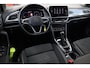 Volkswagen T-Roc 1.0 TSI Style 110PK / 81kW, Afneembare trekhaak, ErgoActive bestuurdersstoel met massagefunctie, lederen alcantara bekleding, navigatie, privacy glas, 2-zone climatronic, verwarmbare voorstoelen, lederen multifunctioneel stuurwiel, parkeersensoren voor en achter (pdc), draadloze telefoonlader, spraakbediening, draadloos Apple Carplay & Android Auto, elektrische lendesteun, adaptieve cruise control (acc), elektrisch verstel-, verwarm- en inklapbare buitenspiegels, navigatie, DAB+ etc.