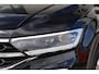 Volkswagen T-Roc 1.0 TSI Style 110PK / 81kW, Afneembare trekhaak, ErgoActive bestuurdersstoel met massagefunctie, lederen alcantara bekleding, navigatie, privacy glas, 2-zone climatronic, verwarmbare voorstoelen, lederen multifunctioneel stuurwiel, parkeersensoren voor en achter (pdc), draadloze telefoonlader, spraakbediening, draadloos Apple Carplay & Android Auto, elektrische lendesteun, adaptieve cruise control (acc), elektrisch verstel-, verwarm- en inklapbare buitenspiegels, navigatie, DAB+ etc.