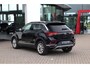 Volkswagen T-Roc 1.0 TSI Style 116PK / 81kW, Afneembare trekhaak, ErgoActive bestuurdersstoel, lederen alcantara bekleding, navigatie, privacy glas, 2-zone climatronic, verwarmbare voorstoelen, lederen multifunctioneel stuurwiel, parkeersensoren voor en achter (pdc), draadloze telefoonlader, spraakbediening, draadloos Apple Carplay & Android Auto, elektrische lendesteun, adaptieve cruise control (acc), elektrisch verstel-, verwarm- en inklapbare buitenspiegels, navigatie, DAB+ etc.