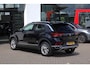 Volkswagen T-Roc 1.0 TSI Style 110PK / 81kW, Afneembare trekhaak, ErgoActive bestuurdersstoel met massagefunctie, lederen alcantara bekleding, navigatie, privacy glas, 2-zone climatronic, verwarmbare voorstoelen, lederen multifunctioneel stuurwiel, parkeersensoren voor en achter (pdc), draadloze telefoonlader, spraakbediening, draadloos Apple Carplay & Android Auto, elektrische lendesteun, adaptieve cruise control (acc), elektrisch verstel-, verwarm- en inklapbare buitenspiegels, navigatie, DAB+ etc.