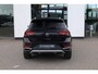 Volkswagen T-Roc 1.0 TSI Style 116PK / 81kW, Afneembare trekhaak, ErgoActive bestuurdersstoel, lederen alcantara bekleding, navigatie, privacy glas, 2-zone climatronic, verwarmbare voorstoelen, lederen multifunctioneel stuurwiel, parkeersensoren voor en achter (pdc), draadloze telefoonlader, spraakbediening, draadloos Apple Carplay & Android Auto, elektrische lendesteun, adaptieve cruise control (acc), elektrisch verstel-, verwarm- en inklapbare buitenspiegels, navigatie, DAB+ etc.