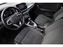 Volkswagen T-Roc 1.0 TSI Style 110PK / 81kW, Afneembare trekhaak, ErgoActive bestuurdersstoel met massagefunctie, lederen alcantara bekleding, navigatie, privacy glas, 2-zone climatronic, verwarmbare voorstoelen, lederen multifunctioneel stuurwiel, parkeersensoren voor en achter (pdc), draadloze telefoonlader, spraakbediening, draadloos Apple Carplay & Android Auto, elektrische lendesteun, adaptieve cruise control (acc), elektrisch verstel-, verwarm- en inklapbare buitenspiegels, navigatie, DAB+ etc.