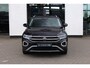 Volkswagen T-Roc 1.0 TSI Style 116PK / 81kW, Afneembare trekhaak, ErgoActive bestuurdersstoel, lederen alcantara bekleding, navigatie, privacy glas, 2-zone climatronic, verwarmbare voorstoelen, lederen multifunctioneel stuurwiel, parkeersensoren voor en achter (pdc), draadloze telefoonlader, spraakbediening, draadloos Apple Carplay & Android Auto, elektrische lendesteun, adaptieve cruise control (acc), elektrisch verstel-, verwarm- en inklapbare buitenspiegels, navigatie, DAB+ etc.