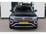 Volkswagen T-Roc 1.0 TSI Style 110PK / 81kW, Afneembare trekhaak, ErgoActive bestuurdersstoel met massagefunctie, lederen alcantara bekleding, navigatie, privacy glas, 2-zone climatronic, verwarmbare voorstoelen, lederen multifunctioneel stuurwiel, parkeersensoren voor en achter (pdc), draadloze telefoonlader, spraakbediening, draadloos Apple Carplay & Android Auto, elektrische lendesteun, adaptieve cruise control (acc), elektrisch verstel-, verwarm- en inklapbare buitenspiegels, navigatie, DAB+ etc.