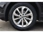 Volkswagen T-Roc 1.0 TSI Style 110PK / 81kW, Afneembare trekhaak, ErgoActive bestuurdersstoel met massagefunctie, lederen alcantara bekleding, navigatie, privacy glas, 2-zone climatronic, verwarmbare voorstoelen, lederen multifunctioneel stuurwiel, parkeersensoren voor en achter (pdc), draadloze telefoonlader, spraakbediening, draadloos Apple Carplay & Android Auto, elektrische lendesteun, adaptieve cruise control (acc), elektrisch verstel-, verwarm- en inklapbare buitenspiegels, navigatie, DAB+ etc.