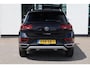 Volkswagen T-Roc 1.0 TSI Style 110PK / 81kW, Afneembare trekhaak, ErgoActive bestuurdersstoel met massagefunctie, lederen alcantara bekleding, navigatie, privacy glas, 2-zone climatronic, verwarmbare voorstoelen, lederen multifunctioneel stuurwiel, parkeersensoren voor en achter (pdc), draadloze telefoonlader, spraakbediening, draadloos Apple Carplay & Android Auto, elektrische lendesteun, adaptieve cruise control (acc), elektrisch verstel-, verwarm- en inklapbare buitenspiegels, navigatie, DAB+ etc.