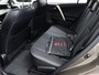 Toyota RAV4 2.0 Executive Business 4WD AfnTrekhaak, Automaat, Camera, Cruise control, Parkeersensor achter, Voorstoelen verwarmd, Navigatiesysteem full map Op zoek naar een ruime en comfortabele SUV met een betrouwbare reputatie? Deze Toyota RAV4 2.0 Executive Business uit 2015 biedt alles wat je nodig hebt: kracht, luxe en veelzijdigheid in één