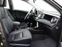Toyota RAV4 2.0 Executive Business 4WD AfnTrekhaak, Automaat, Camera, Cruise control, Parkeersensor achter, Voorstoelen verwarmd, Navigatiesysteem full map Op zoek naar een ruime en comfortabele SUV met een betrouwbare reputatie? Deze Toyota RAV4 2.0 Executive Business uit 2015 biedt alles wat je nodig hebt: kracht, luxe en veelzijdigheid in één