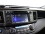 Toyota RAV4 2.0 Executive Business 4WD AfnTrekhaak, Automaat, Camera, Cruise control, Parkeersensor achter, Voorstoelen verwarmd, Navigatiesysteem full map Op zoek naar een ruime en comfortabele SUV met een betrouwbare reputatie? Deze Toyota RAV4 2.0 Executive Business uit 2015 biedt alles wat je nodig hebt: kracht, luxe en veelzijdigheid in één