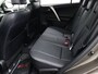 Toyota RAV4 2.0 Executive Business 4WD AfnTrekhaak, Automaat, Camera, Cruise control, Parkeersensor achter, Voorstoelen verwarmd, Navigatiesysteem full map Op zoek naar een ruime en comfortabele SUV met een betrouwbare reputatie? Deze Toyota RAV4 2.0 Executive Business uit 2015 biedt alles wat je nodig hebt: kracht, luxe en veelzijdigheid in één