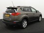 Toyota RAV4 2.0 Executive Business 4WD AfnTrekhaak, Automaat, Camera, Cruise control, Parkeersensor achter, Voorstoelen verwarmd, Navigatiesysteem full map Op zoek naar een ruime en comfortabele SUV met een betrouwbare reputatie? Deze Toyota RAV4 2.0 Executive Business uit 2015 biedt alles wat je nodig hebt: kracht, luxe en veelzijdigheid in één