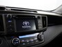 Toyota RAV4 2.0 Executive Business 4WD AfnTrekhaak, Automaat, Camera, Cruise control, Parkeersensor achter, Voorstoelen verwarmd, Navigatiesysteem full map Op zoek naar een ruime en comfortabele SUV met een betrouwbare reputatie? Deze Toyota RAV4 2.0 Executive Business uit 2015 biedt alles wat je nodig hebt: kracht, luxe en veelzijdigheid in één