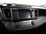 Toyota RAV4 2.0 Executive Business 4WD AfnTrekhaak, Automaat, Camera, Cruise control, Parkeersensor achter, Voorstoelen verwarmd, Navigatiesysteem full map Op zoek naar een ruime en comfortabele SUV met een betrouwbare reputatie? Deze Toyota RAV4 2.0 Executive Business uit 2015 biedt alles wat je nodig hebt: kracht, luxe en veelzijdigheid in één