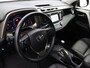 Toyota RAV4 2.0 Executive Business 4WD AfnTrekhaak, Automaat, Camera, Cruise control, Parkeersensor achter, Voorstoelen verwarmd, Navigatiesysteem full map Op zoek naar een ruime en comfortabele SUV met een betrouwbare reputatie? Deze Toyota RAV4 2.0 Executive Business uit 2015 biedt alles wat je nodig hebt: kracht, luxe en veelzijdigheid in één