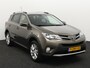 Toyota RAV4 2.0 Executive Business 4WD AfnTrekhaak, Automaat, Camera, Cruise control, Parkeersensor achter, Voorstoelen verwarmd, Navigatiesysteem full map Op zoek naar een ruime en comfortabele SUV met een betrouwbare reputatie? Deze Toyota RAV4 2.0 Executive Business uit 2015 biedt alles wat je nodig hebt: kracht, luxe en veelzijdigheid in één