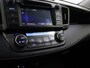 Toyota RAV4 2.0 Executive Business 4WD AfnTrekhaak, Automaat, Camera, Cruise control, Parkeersensor achter, Voorstoelen verwarmd, Navigatiesysteem full map Op zoek naar een ruime en comfortabele SUV met een betrouwbare reputatie? Deze Toyota RAV4 2.0 Executive Business uit 2015 biedt alles wat je nodig hebt: kracht, luxe en veelzijdigheid in één