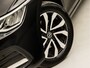 Volkswagen Golf 1.0 TSI Sportline (APPLE CARPLAY, GROOT NAVI, SFEERVERLICHTING, KEYLESS, GETINT GLAS, SPORTSTOELEN, PARKEERSENSOREN, LM VELGEN, ADAPTIVE CRUISE, NIEUWSTAAT)