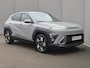 Hyundai Kona 1.6 GDI HEV Comfort Smart Automaat / Fabrieksgarantie tot 1-2030 / Stuur- & Stoel verwarming / Achteruitrijcamera / Apple Carplay Android Auto / Keyless Entry/Start / Adaptief cruise control / Draadloze telefoon lader / Climate control /