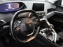 Peugeot 3008 1.2 PureTech Active Apple Carplay/Android Auto, Bluetooth, Navigatie, Cruise control, Rijstrooksensor, Parkeersensor achter, Buitenspiegels elektrisch verstel- en verwarmbaar Hoge instap met veel ruimte in de auto. Luxe suv met alles erop en eraan.