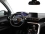 Peugeot 3008 1.2 PureTech Active Apple Carplay/Android Auto, Bluetooth, Navigatie, Cruise control, Rijstrooksensor, Parkeersensor achter, Buitenspiegels elektrisch verstel- en verwarmbaar Hoge instap met veel ruimte in de auto. Luxe suv met alles erop en eraan.