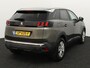 Peugeot 3008 1.2 PureTech Active Apple Carplay/Android Auto, Bluetooth, Navigatie, Cruise control, Rijstrooksensor, Parkeersensor achter, Buitenspiegels elektrisch verstel- en verwarmbaar Hoge instap met veel ruimte in de auto. Luxe suv met alles erop en eraan.