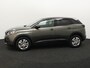 Peugeot 3008 1.2 PureTech Active Apple Carplay/Android Auto, Bluetooth, Navigatie, Cruise control, Rijstrooksensor, Parkeersensor achter, Buitenspiegels elektrisch verstel- en verwarmbaar Hoge instap met veel ruimte in de auto. Luxe suv met alles erop en eraan.