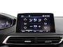 Peugeot 3008 1.2 PureTech Active Apple Carplay/Android Auto, Bluetooth, Navigatie, Cruise control, Rijstrooksensor, Parkeersensor achter, Buitenspiegels elektrisch verstel- en verwarmbaar Hoge instap met veel ruimte in de auto. Luxe suv met alles erop en eraan.