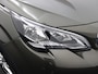 Peugeot 3008 1.2 PureTech Active Apple Carplay/Android Auto, Bluetooth, Navigatie, Cruise control, Rijstrooksensor, Parkeersensor achter, Buitenspiegels elektrisch verstel- en verwarmbaar Hoge instap met veel ruimte in de auto. Luxe suv met alles erop en eraan.