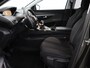 Peugeot 3008 1.2 PureTech Active Apple Carplay/Android Auto, Bluetooth, Navigatie, Cruise control, Rijstrooksensor, Parkeersensor achter, Buitenspiegels elektrisch verstel- en verwarmbaar Hoge instap met veel ruimte in de auto. Luxe suv met alles erop en eraan.