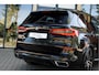 BMW X5 xDrive40i | High Executive | M Sportpakket | Panoramadak | 22" LM Velgen | Dubbel Luchtvering | Laserlight | Harman Kardon | Driving Ass. Pro | Trekhaak | Head-Up Display | Active Steering | Soft Close | Clarity Glass |