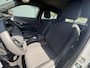 Peugeot e-2008 EV Active Pack 50 kWh Apple Carplay | Android Auto | Parkeersensoren | Cruise Control | Climate Control | SOH 98,7%