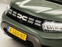 Dacia Duster 1.3 TCe 150 Journey 150Pk Automaat (APPLE CARPLAY, GROOT NAVI, CLIMATE, CAMERA, SPORTSTOELEN, TREKHAAK, GETINT GLAS, CRUISE, NIEUWSTAAT)