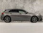 Mercedes-Benz A-klasse 200 AMG Sport 163Pk Automaat (GROOT NAVI, SFEERVERLICHTING, CAMERA, LEDER, STOELVERWARMING, SPORTSTOELEN, GETINT GLAS, LANE ASSIST, NIEUWE APK, NIEUWSTAAT)