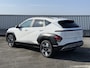 Hyundai Kona 1.6 GDI HEV Comfort Plus / €4.000,- Voordeel / Elektrische Achterklep / Stoel Verwarming V+A / Stuur Verwarming / Keyless / Adaptive Cruise / Navigatie / Apple Carplay&Android Auto /