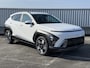 Hyundai Kona 1.6 GDI HEV Comfort Plus / €4.000,- Voordeel / Elektrische Achterklep / Stoel Verwarming V+A / Stuur Verwarming / Keyless / Adaptive Cruise / Navigatie / Apple Carplay&Android Auto /