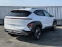 Hyundai Kona 1.6 GDI HEV Comfort Plus / €4.000,- Voordeel / Elektrische Achterklep / Stoel Verwarming V+A / Stuur Verwarming / Keyless / Adaptive Cruise / Navigatie / Apple Carplay&Android Auto /