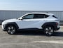 Hyundai Kona 1.6 GDI HEV Comfort Plus / €4.000,- Voordeel / Elektrische Achterklep / Stoel Verwarming V+A / Stuur Verwarming / Keyless / Adaptive Cruise / Navigatie / Apple Carplay&Android Auto /