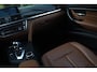 BMW 3-Serie Touring 328i High Executive Aut. | Panorama | Orig. NL | Historie | Lederen Interieur | HUD | Memory | Xenon | NAP |