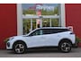 Peugeot 2008 1.2 Hybrid 145PK AUTOMAAT ALLURE | NAVIGATIE | KEYLESS ENTRY/START | DRAADLOZE TELEFOONLADER | DRAADLOZE APPLE CARPLAY/ANDROID AUTO | CAMERA VOOR + ACHTER | PARKEERSENSOREN VOOR + ACHTER | LICHTMETALEN VELGEN 17" | CLIMATE CONTROL | ADAPTIVE CRUISE CONTROL | DODEHOEK DETECTIE |
