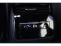 Volkswagen ID.7 Tourer GTX Limited Edition 86 kWh 340PK / 250kW, 60 maanden / 100.000km garantie, warmtepomp, wegklapbare trekhaak, adaptief onderstel (dcc), 20" LMV, Harman & Kardon geluidssysteem (13 speaker 700 watt met subwoofer), head-up display, rondomzichtcamera (area view), verwarm- en ventileerbare voorstoelen met elektrische stoelverstelling, massagefunctie en geheugen, verwarmbare achterbank, verwarmbaar multifunctioneel lederen stuurwiel, parkeerassistent (park assist pro), draadloze telefoonlader, verwarmbare voorruit (infrarood), LED Matrix (IQ.Lights), dodehoekdetectie (side assist), 4 wielaandrijving (4motion), discover pro max navigatie scherm, elektrisch verstel-, verwarm- en inklapbare buitenspiegels, Apple Carplay & Android Auto, parkeersensoren voor en achter (pdc), navigatie, DAB+, 3-zone climatronic etc.