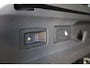 Volkswagen ID.7 Tourer GTX Limited Edition 86 kWh 340PK / 250kW, 60 maanden / 100.000km garantie, warmtepomp, wegklapbare trekhaak, adaptief onderstel (dcc), 20" LMV, Harman & Kardon geluidssysteem (13 speaker 700 watt met subwoofer), head-up display, rondomzichtcamera (area view), verwarm- en ventileerbare voorstoelen met elektrische stoelverstelling, massagefunctie en geheugen, verwarmbare achterbank, verwarmbaar multifunctioneel lederen stuurwiel, parkeerassistent (park assist pro), draadloze telefoonlader, verwarmbare voorruit (infrarood), LED Matrix (IQ.Lights), dodehoekdetectie (side assist), 4 wielaandrijving (4motion), discover pro max navigatie scherm, elektrisch verstel-, verwarm- en inklapbare buitenspiegels, Apple Carplay & Android Auto, parkeersensoren voor en achter (pdc), navigatie, DAB+, 3-zone climatronic etc.