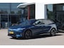 Volkswagen ID.7 Tourer GTX Limited Edition 86 kWh 340PK / 250kW, 60 maanden / 100.000km garantie, warmtepomp, wegklapbare trekhaak, adaptief onderstel (dcc), 20" LMV, Harman & Kardon geluidssysteem (13 speaker 700 watt met subwoofer), head-up display, rondomzichtcamera (area view), verwarm- en ventileerbare voorstoelen met elektrische stoelverstelling, massagefunctie en geheugen, verwarmbare achterbank, verwarmbaar multifunctioneel lederen stuurwiel, parkeerassistent (park assist pro), draadloze telefoonlader, verwarmbare voorruit (infrarood), LED Matrix (IQ.Lights), dodehoekdetectie (side assist), 4 wielaandrijving (4motion), discover pro max navigatie scherm, elektrisch verstel-, verwarm- en inklapbare buitenspiegels, Apple Carplay & Android Auto, parkeersensoren voor en achter (pdc), navigatie, DAB+, 3-zone climatronic etc.