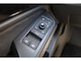Volkswagen ID.7 Tourer GTX Limited Edition 86 kWh 340PK / 250kW, 60 maanden / 100.000km garantie, warmtepomp, wegklapbare trekhaak, adaptief onderstel (dcc), 20" LMV, Harman & Kardon geluidssysteem (13 speaker 700 watt met subwoofer), head-up display, rondomzichtcamera (area view), verwarm- en ventileerbare voorstoelen met elektrische stoelverstelling, massagefunctie en geheugen, verwarmbare achterbank, verwarmbaar multifunctioneel lederen stuurwiel, parkeerassistent (park assist pro), draadloze telefoonlader, verwarmbare voorruit (infrarood), LED Matrix (IQ.Lights), dodehoekdetectie (side assist), 4 wielaandrijving (4motion), discover pro max navigatie scherm, elektrisch verstel-, verwarm- en inklapbare buitenspiegels, Apple Carplay & Android Auto, parkeersensoren voor en achter (pdc), navigatie, DAB+, 3-zone climatronic etc.