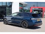 Volkswagen ID.7 Tourer GTX Limited Edition 86 kWh 340PK / 250kW, 60 maanden / 100.000km garantie, warmtepomp, wegklapbare trekhaak, adaptief onderstel (dcc), 20" LMV, Harman & Kardon geluidssysteem (13 speaker 700 watt met subwoofer), head-up display, rondomzichtcamera (area view), verwarm- en ventileerbare voorstoelen met elektrische stoelverstelling, massagefunctie en geheugen, verwarmbare achterbank, verwarmbaar multifunctioneel lederen stuurwiel, parkeerassistent (park assist pro), draadloze telefoonlader, verwarmbare voorruit (infrarood), LED Matrix (IQ.Lights), dodehoekdetectie (side assist), 4 wielaandrijving (4motion), discover pro max navigatie scherm, elektrisch verstel-, verwarm- en inklapbare buitenspiegels, Apple Carplay & Android Auto, parkeersensoren voor en achter (pdc), navigatie, DAB+, 3-zone climatronic etc.