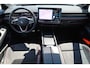 Volkswagen ID.7 Tourer GTX Limited Edition 86 kWh 340PK / 250kW, 60 maanden / 100.000km garantie, warmtepomp, wegklapbare trekhaak, adaptief onderstel (dcc), 20" LMV, Harman & Kardon geluidssysteem (13 speaker 700 watt met subwoofer), head-up display, rondomzichtcamera (area view), verwarm- en ventileerbare voorstoelen met elektrische stoelverstelling, massagefunctie en geheugen, verwarmbare achterbank, verwarmbaar multifunctioneel lederen stuurwiel, parkeerassistent (park assist pro), draadloze telefoonlader, verwarmbare voorruit (infrarood), LED Matrix (IQ.Lights), dodehoekdetectie (side assist), 4 wielaandrijving (4motion), discover pro max navigatie scherm, elektrisch verstel-, verwarm- en inklapbare buitenspiegels, Apple Carplay & Android Auto, parkeersensoren voor en achter (pdc), navigatie, DAB+, 3-zone climatronic etc.