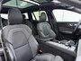 Volvo V60 B4 211pk Plus Dark / Sportstoelen / Panorama dak / Harman en Kardonn audio / Lightning pakket / Trekhaak / 360 graden camera /